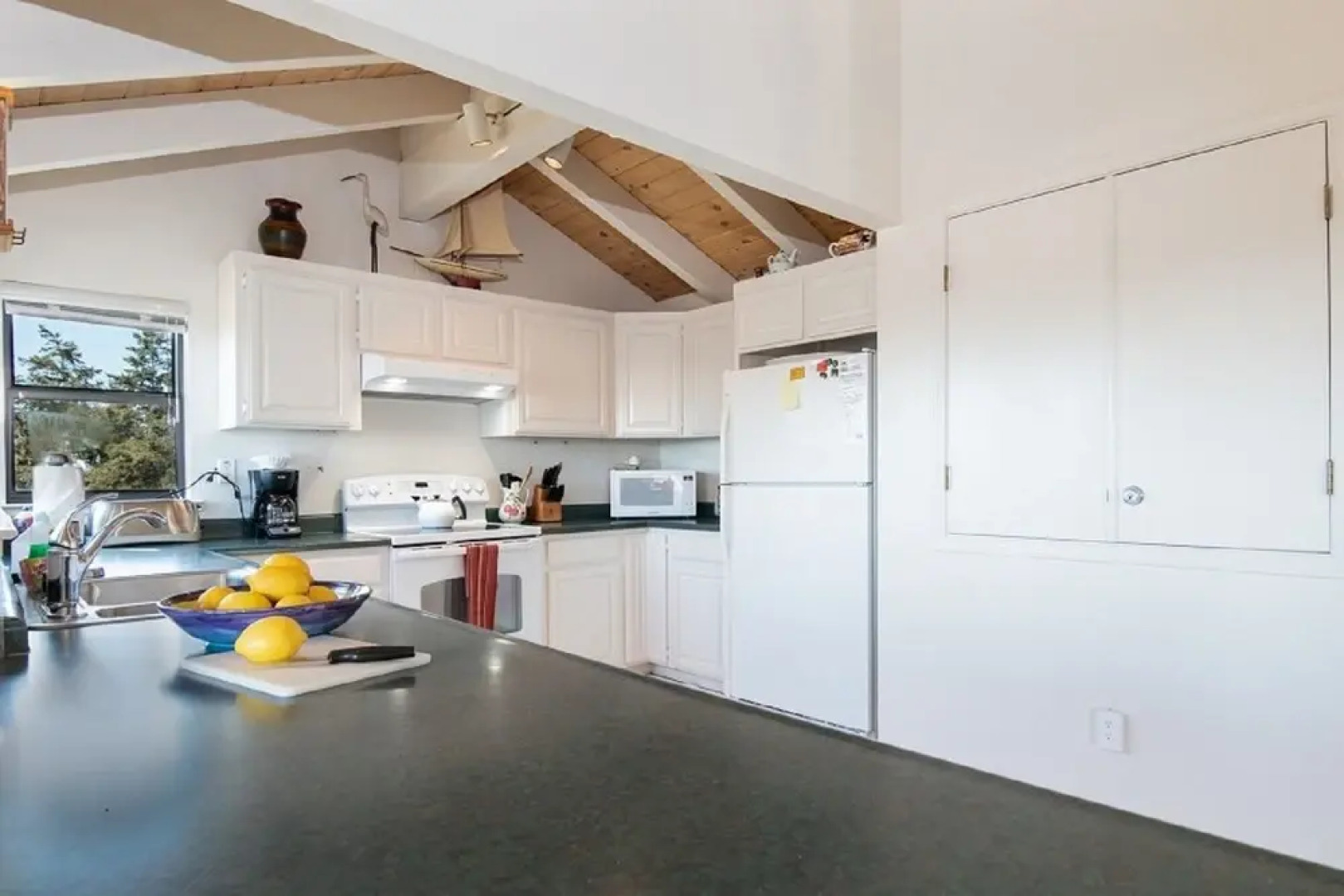 Rosebud 3 Br home by RedAwning