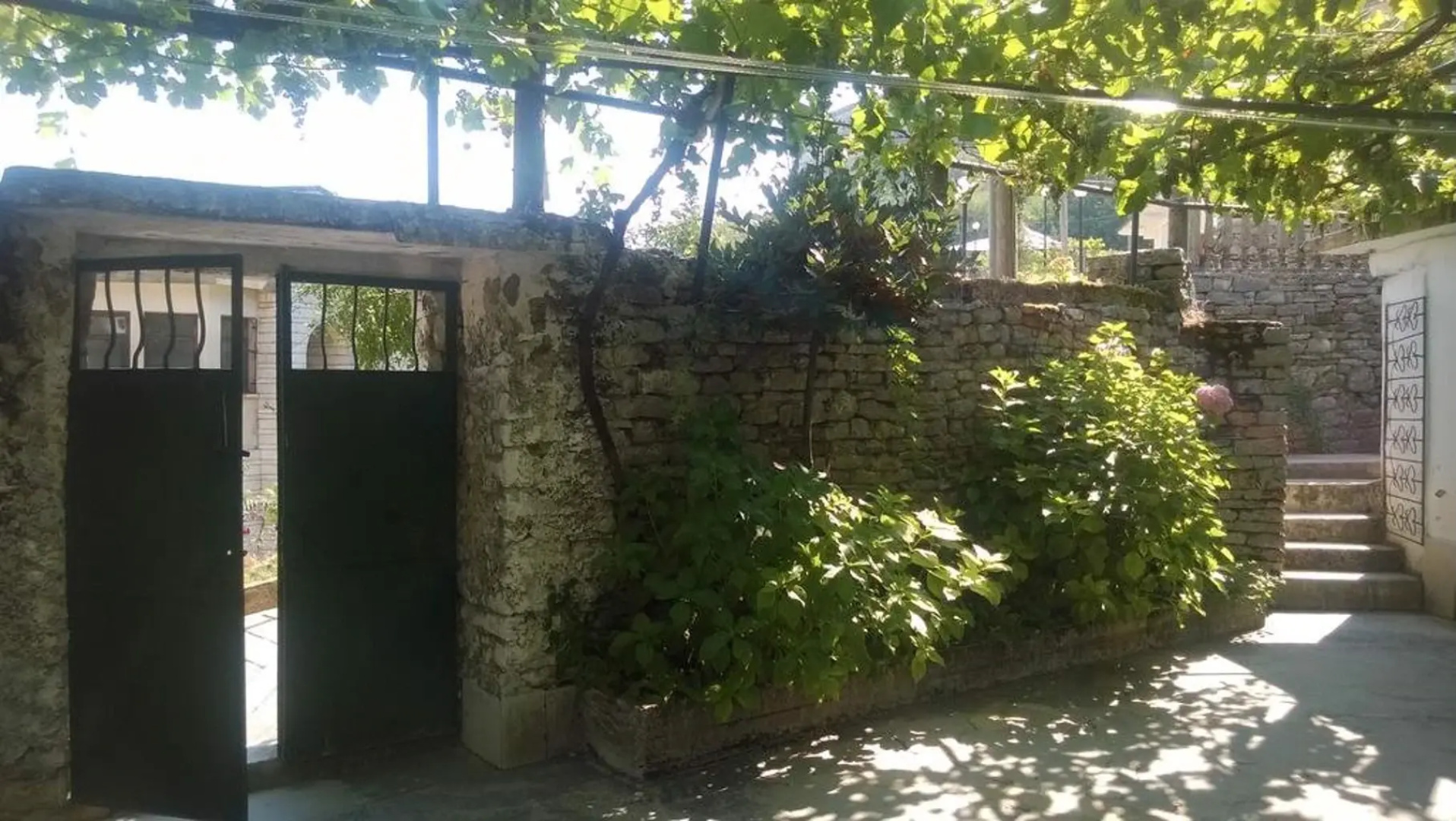 Flora's Guesthouse