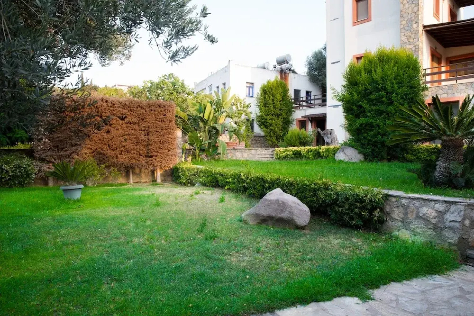 Important Group Villa Alaca