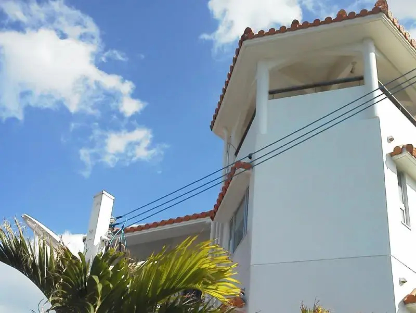 OOZI Resort Condo Hotel & Cafe