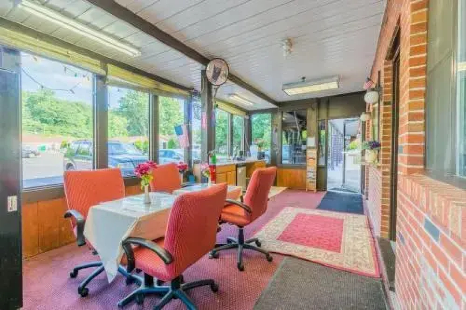 Colonial Inn & Suites