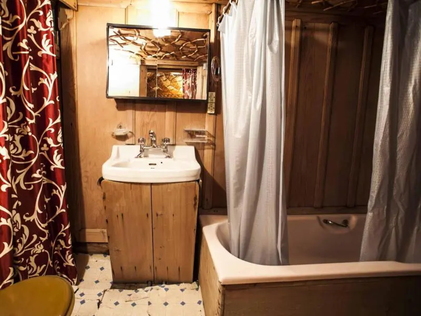 Humayun Palace Houseboat