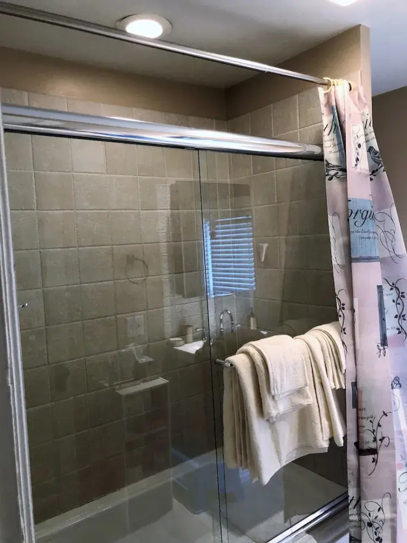 House with 2 King Beds, 4K TV & Wifi