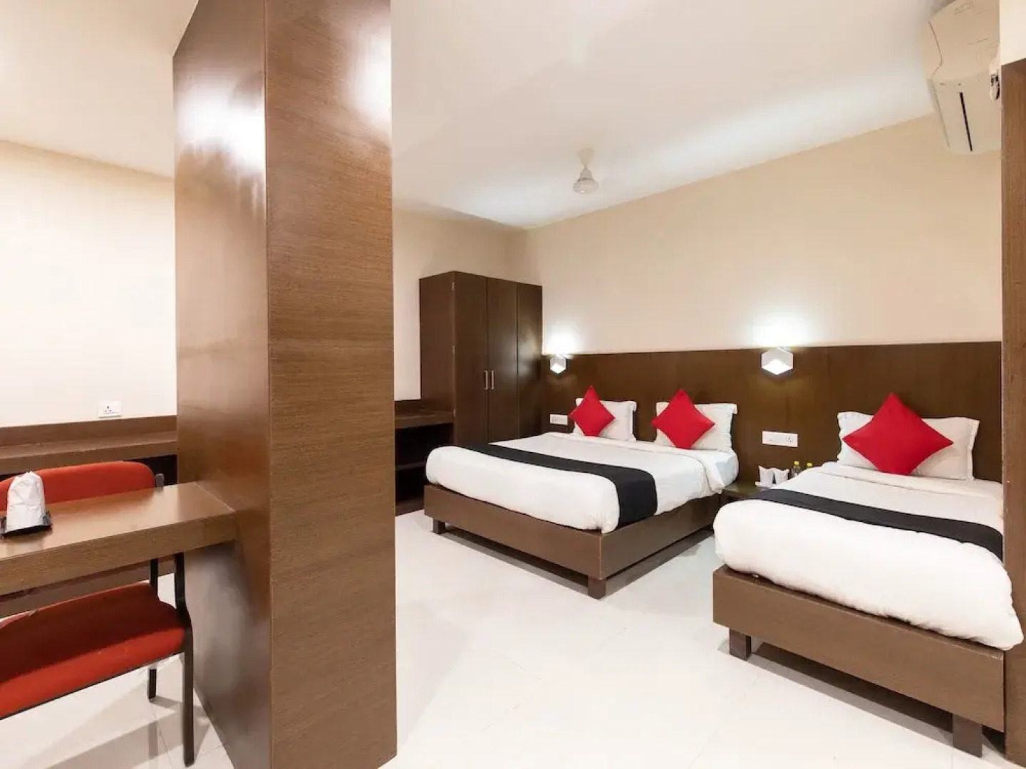 Capital O 19528 Hotel Park Palace