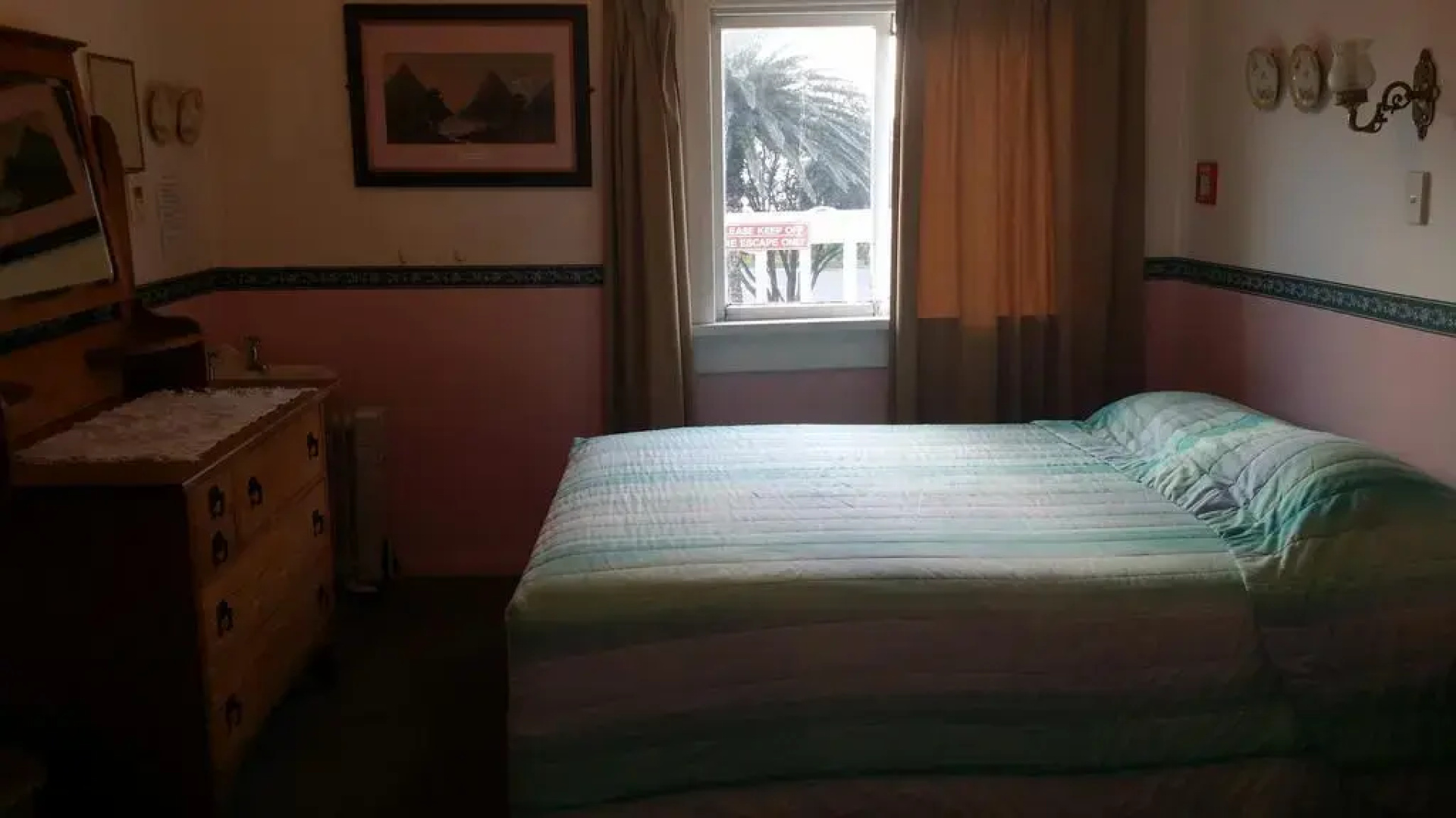 Barnacles Seaside Inn - Hostel