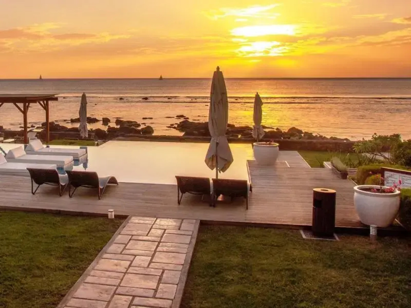 Leora Beach Luxury Suite by Dream Escapes