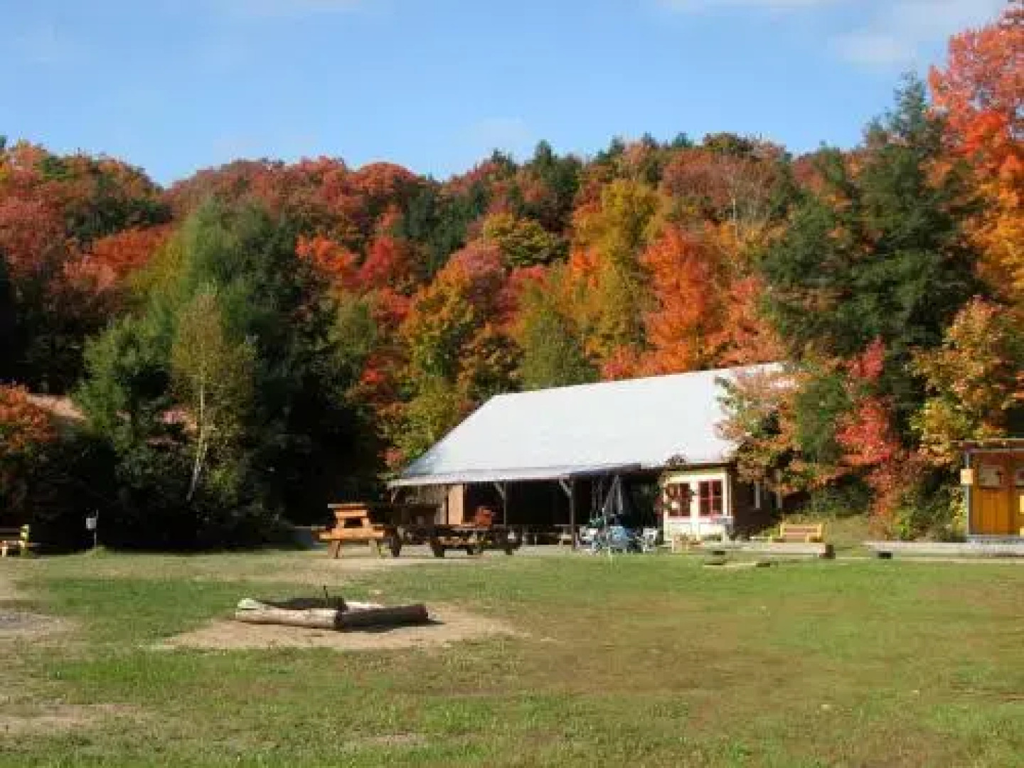 Yourtes et Huttes Du Lac Castor
