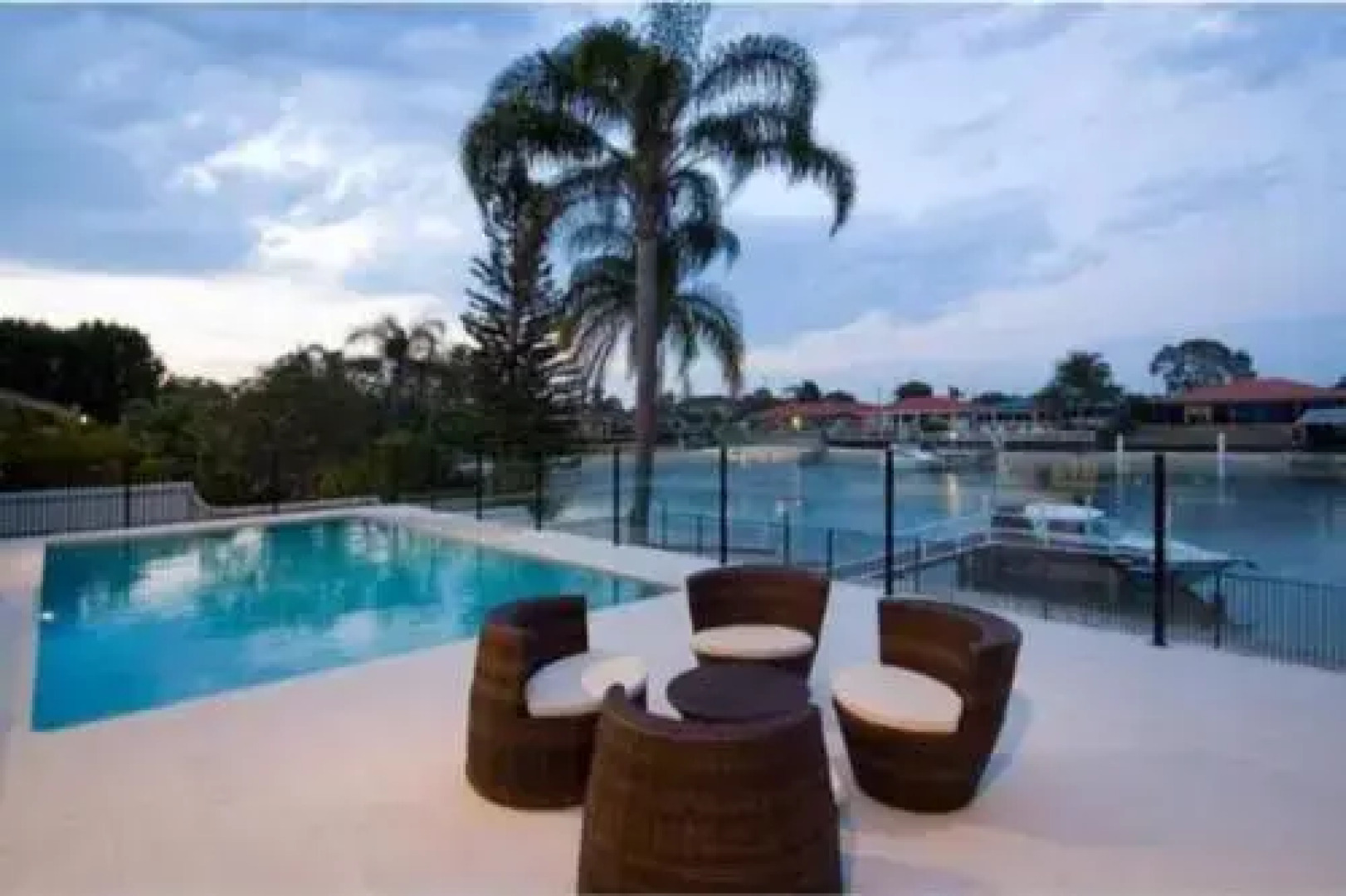 T E Peters Waterfront Holiday Home