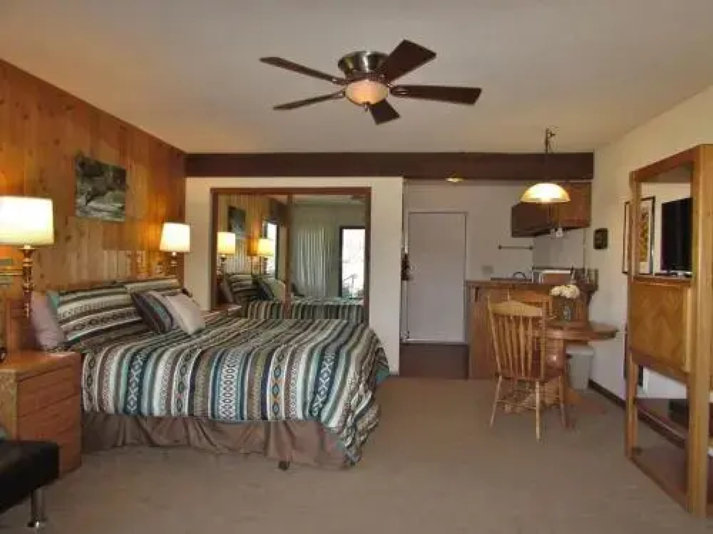 055 Lakefront Ski Getaway Cabin