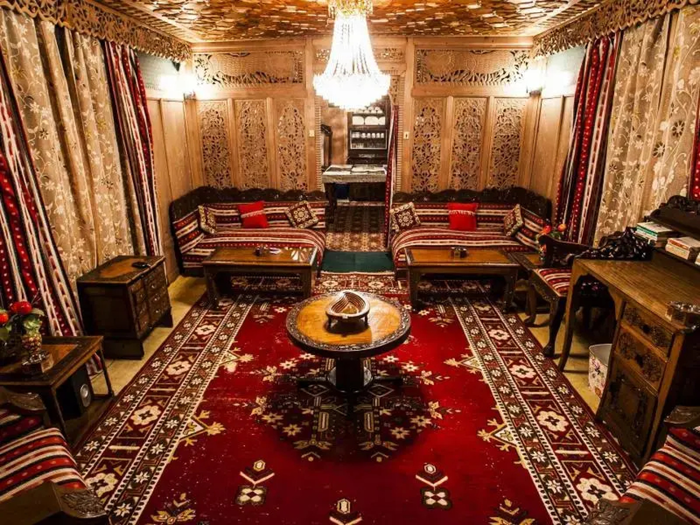 Humayun Palace Houseboat