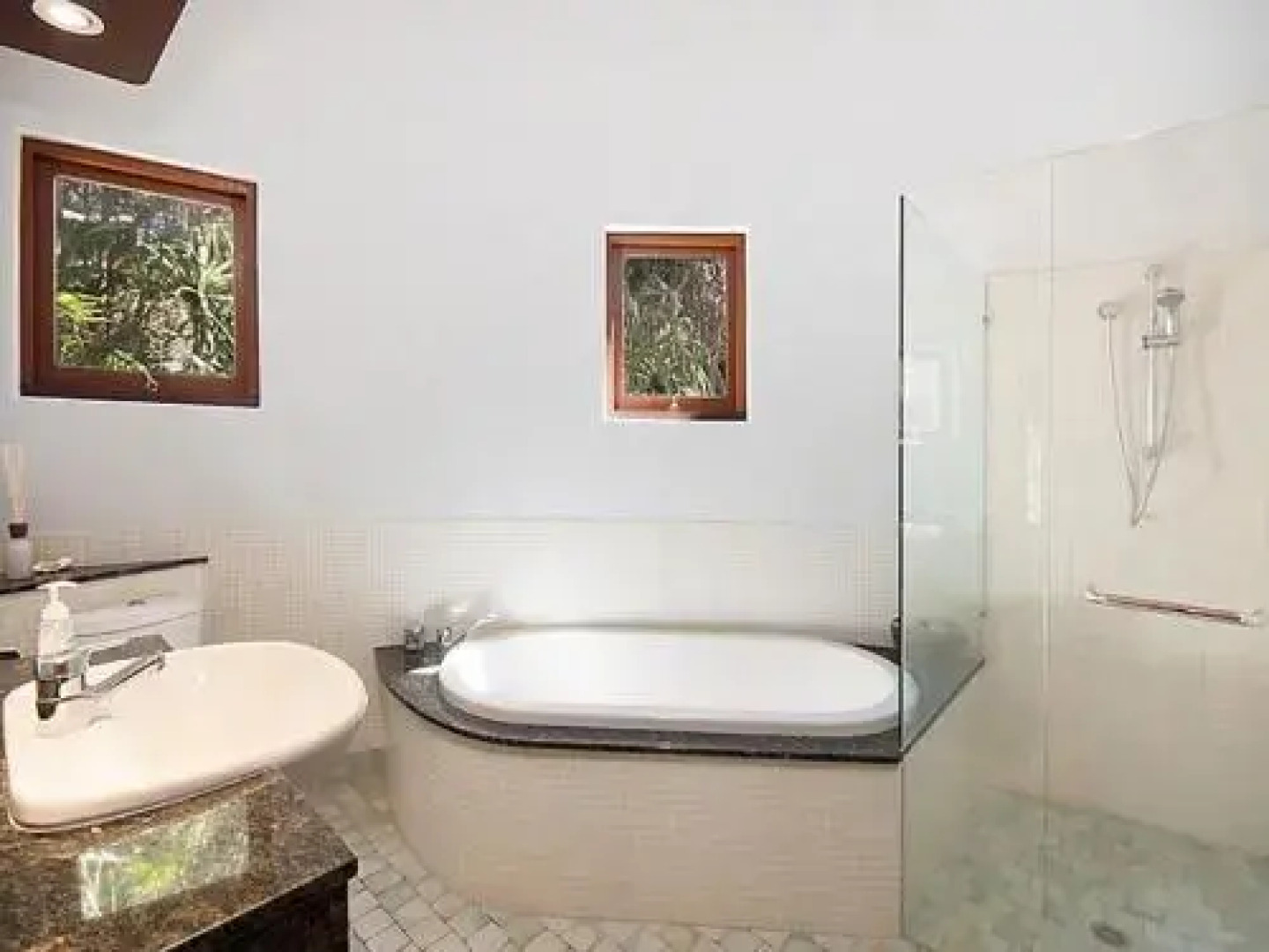 2/9 Marine Parade, Wategos Beach - Beachbound