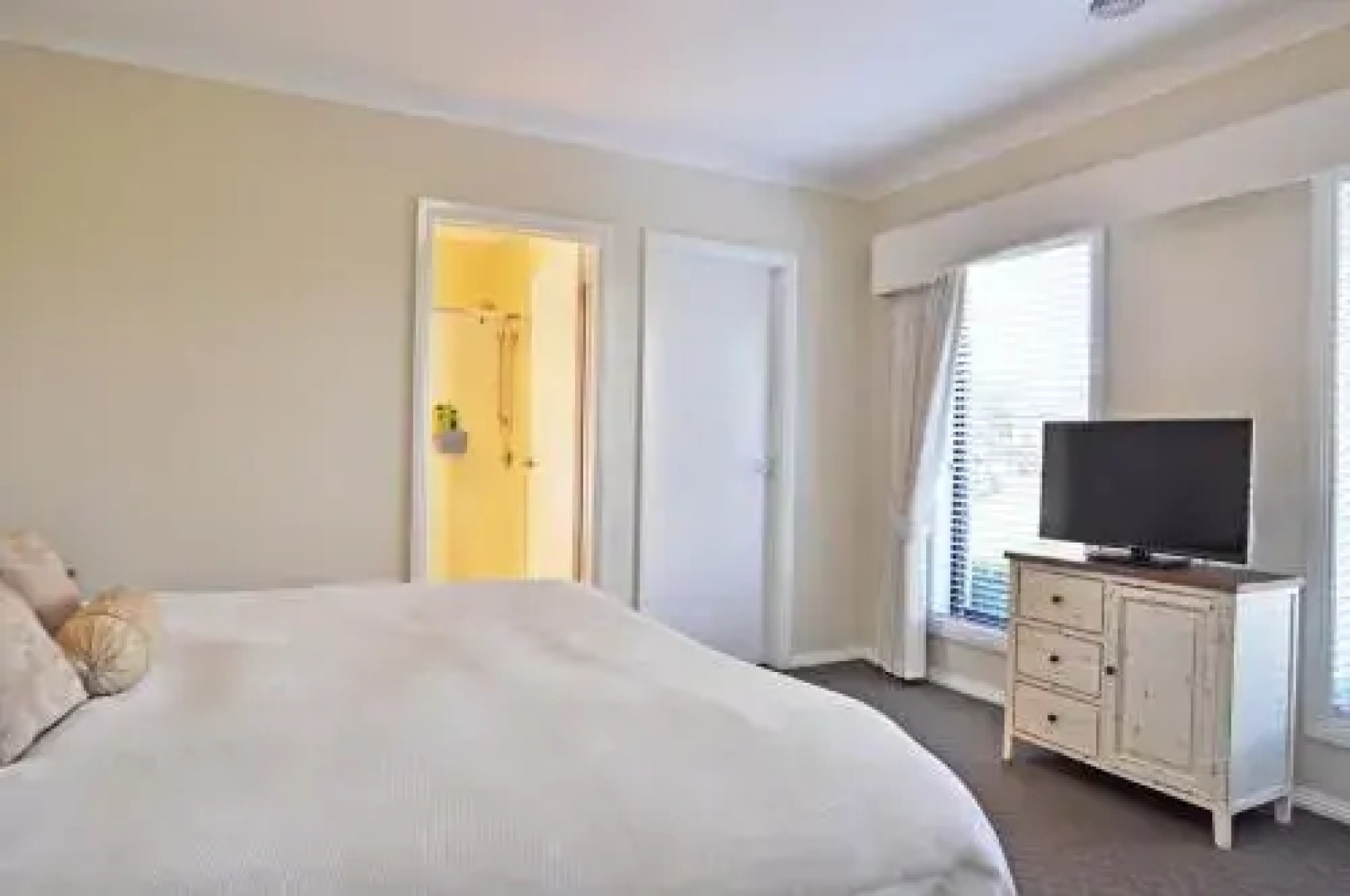 Poolside Oasis - Free Wifi