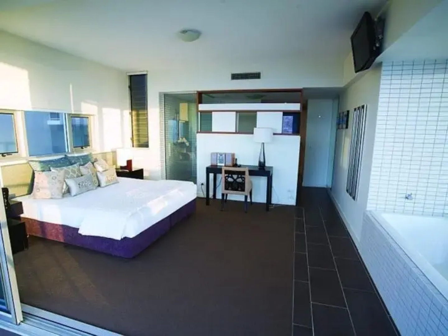 Bright Point Deluxe Holiday Home