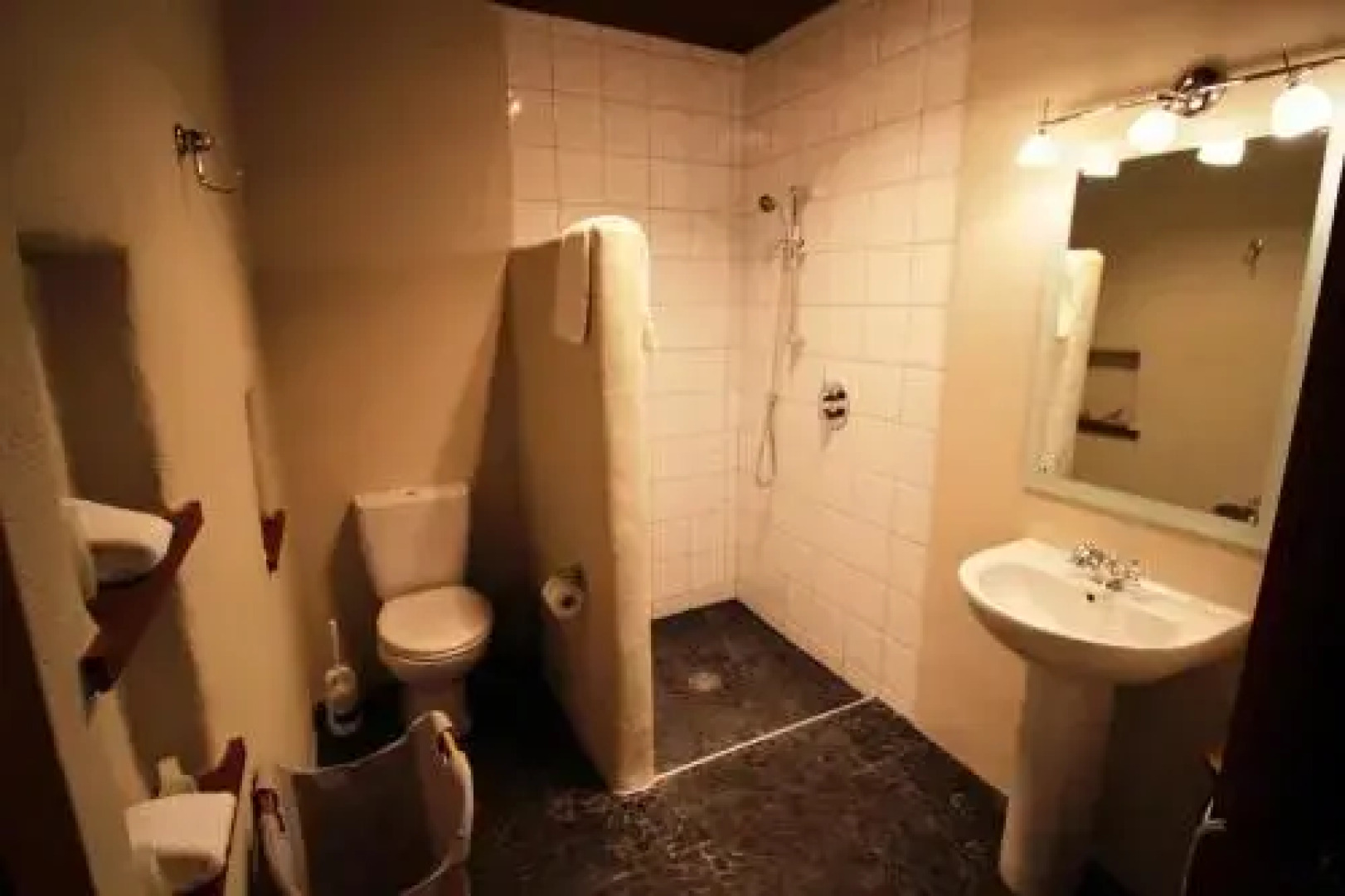 The Paddock Straw Bale Luxury Holiday House