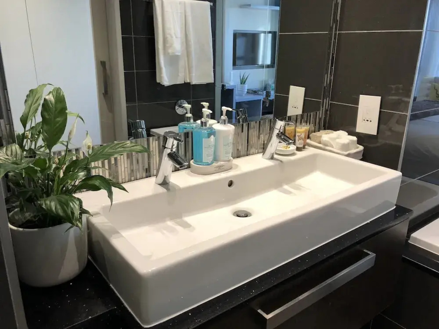 Sandton Skye Suite 604