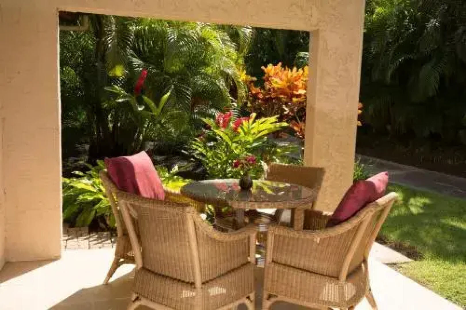 Palekaiko (Paradise) - 2 Br condo by RedAwning