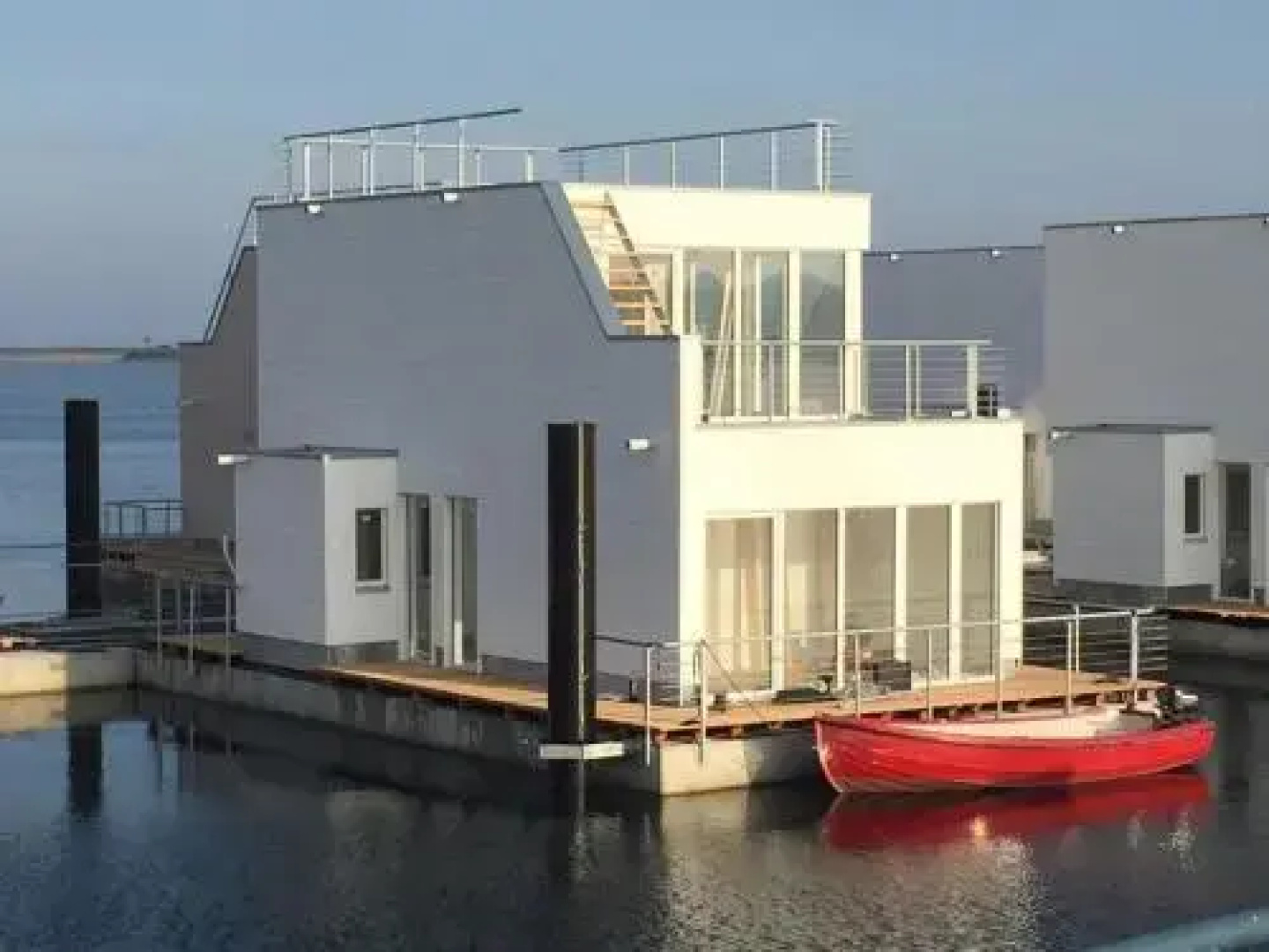 Schwimmendes-Haus-Hausboot-ANTARES-ONE