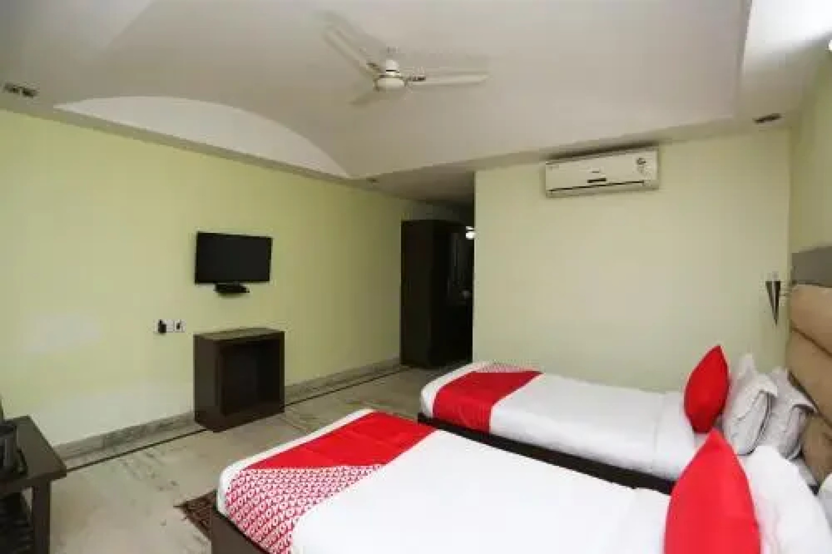 Oyo 23661 Hotel Swagat Palace