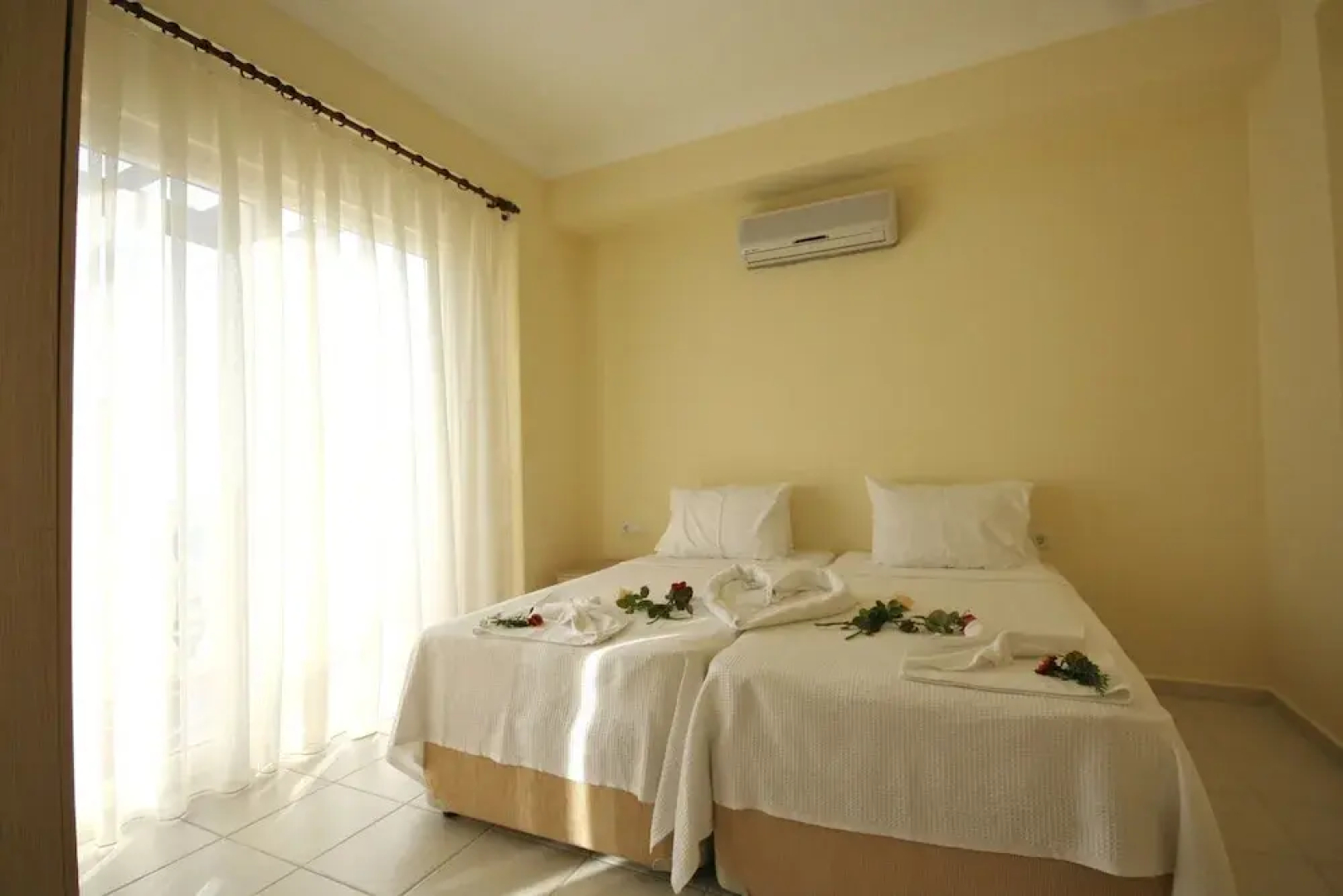 Important Group Turqouise Homes Beryl