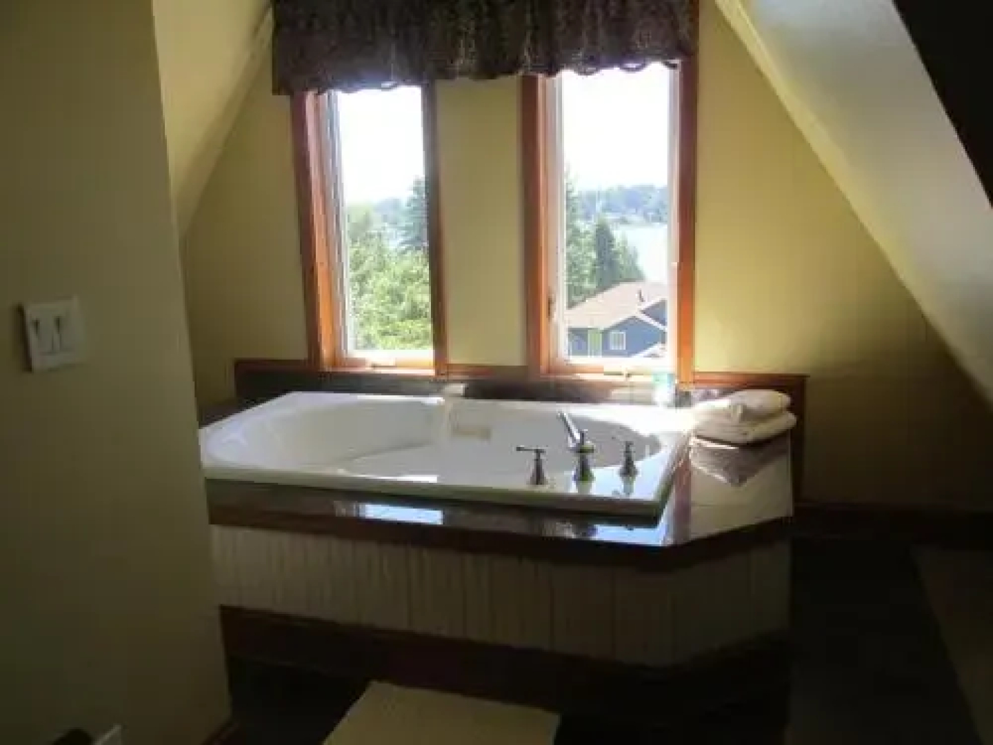Mansion Inn Lake Stevens