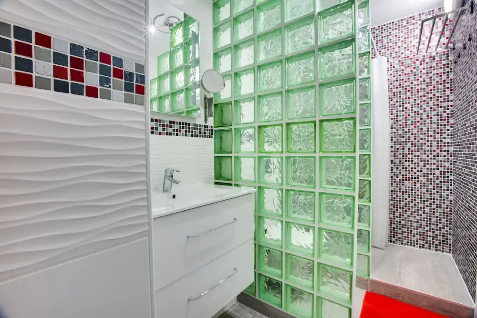 Le super privé: T2 refait à neuf avec parking