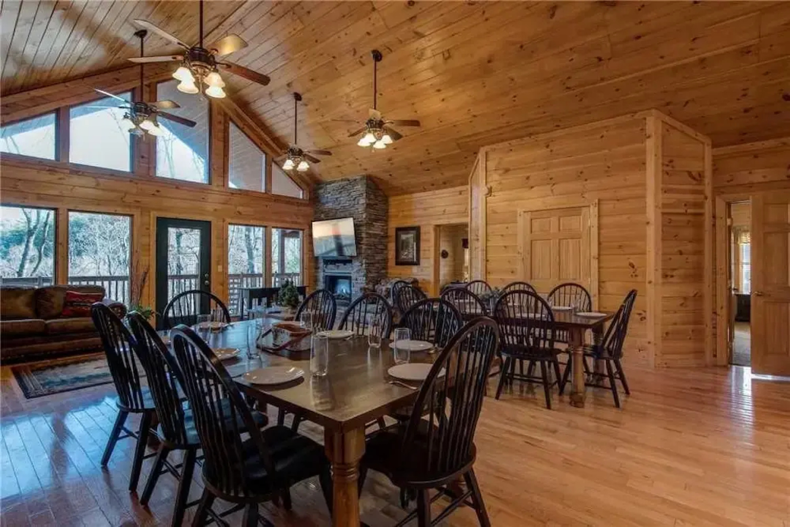Hickory Hollow Lodge - Eight Bedroom Cabin