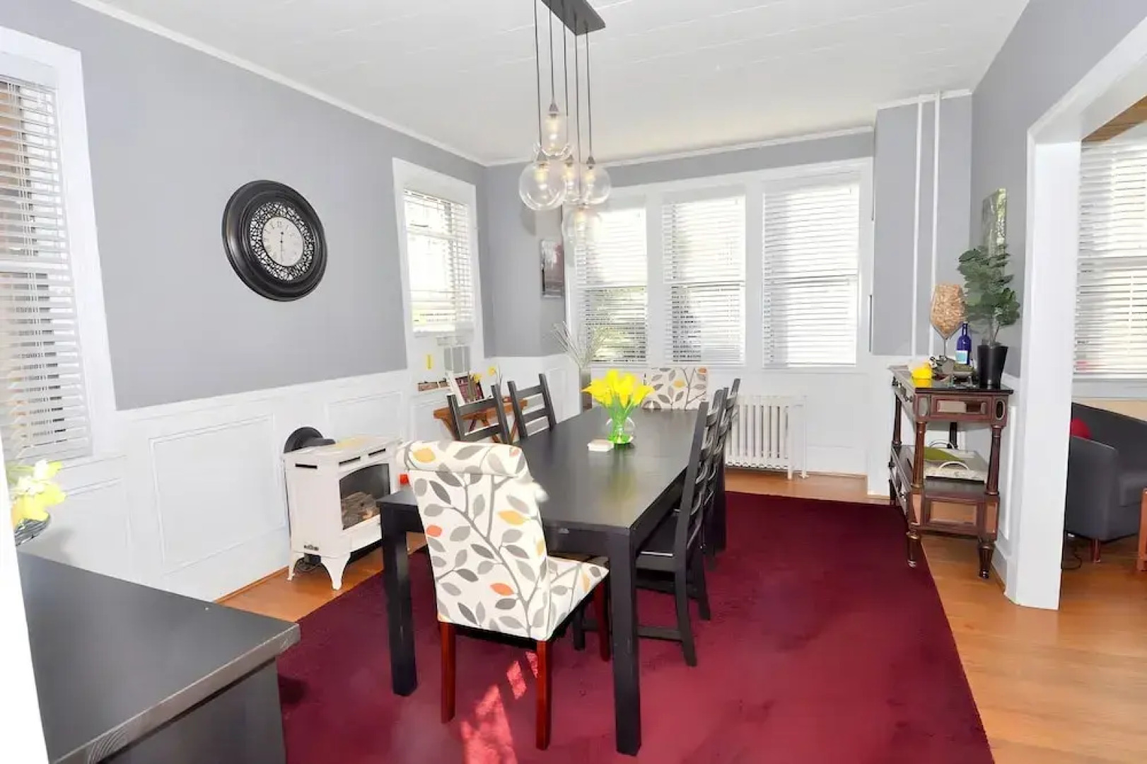 Aunt Beas Bungalow - Right in Town!