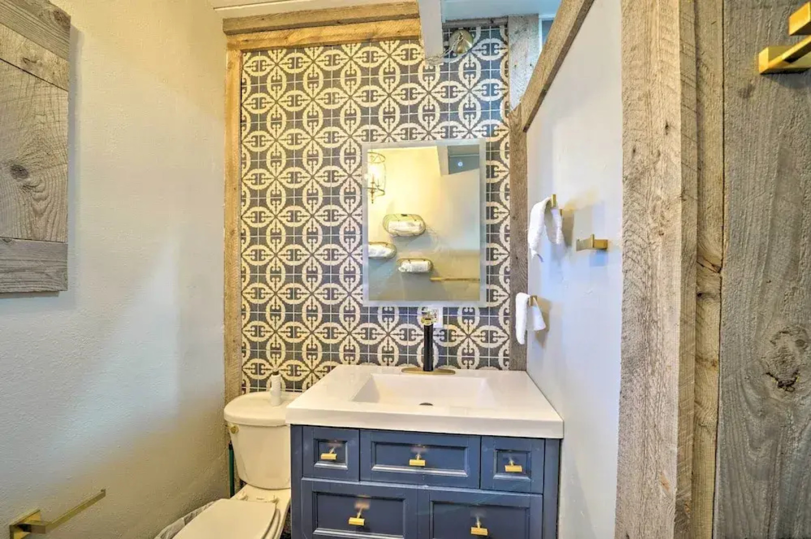 Chic Alpine Hideaway: Hiking, Skiing + Exploring!