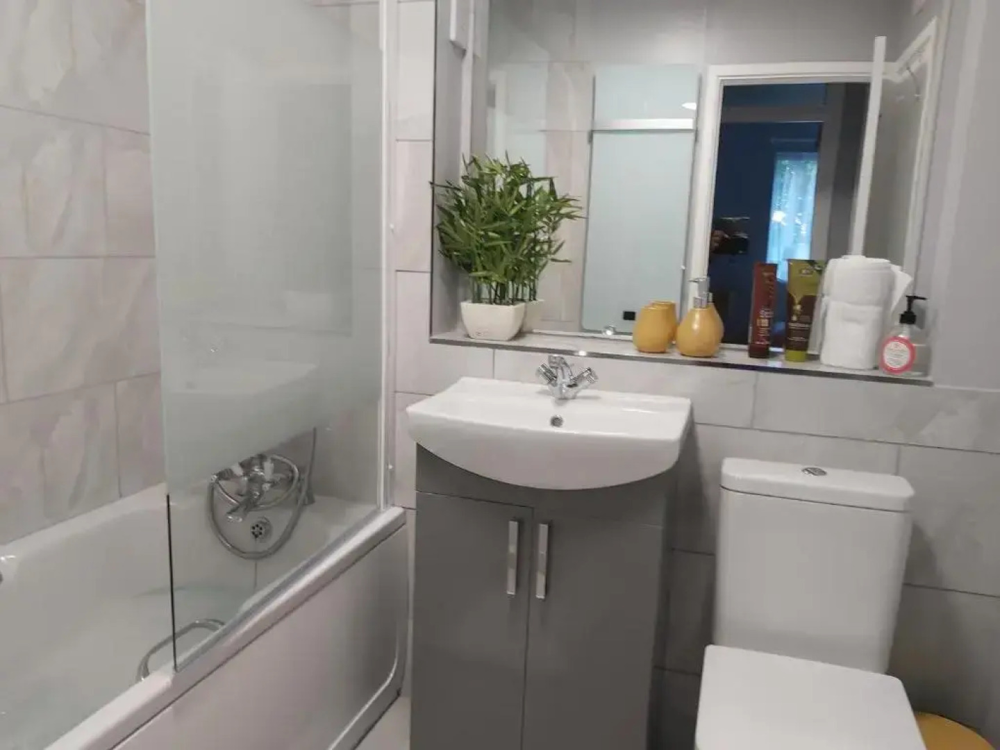 The Maltings - Huku Kwetu Dunstable - Spacious Business Travellers- 2 Bedroom 2nd floor Serviced Apartment -Private Parking- Free Wifi