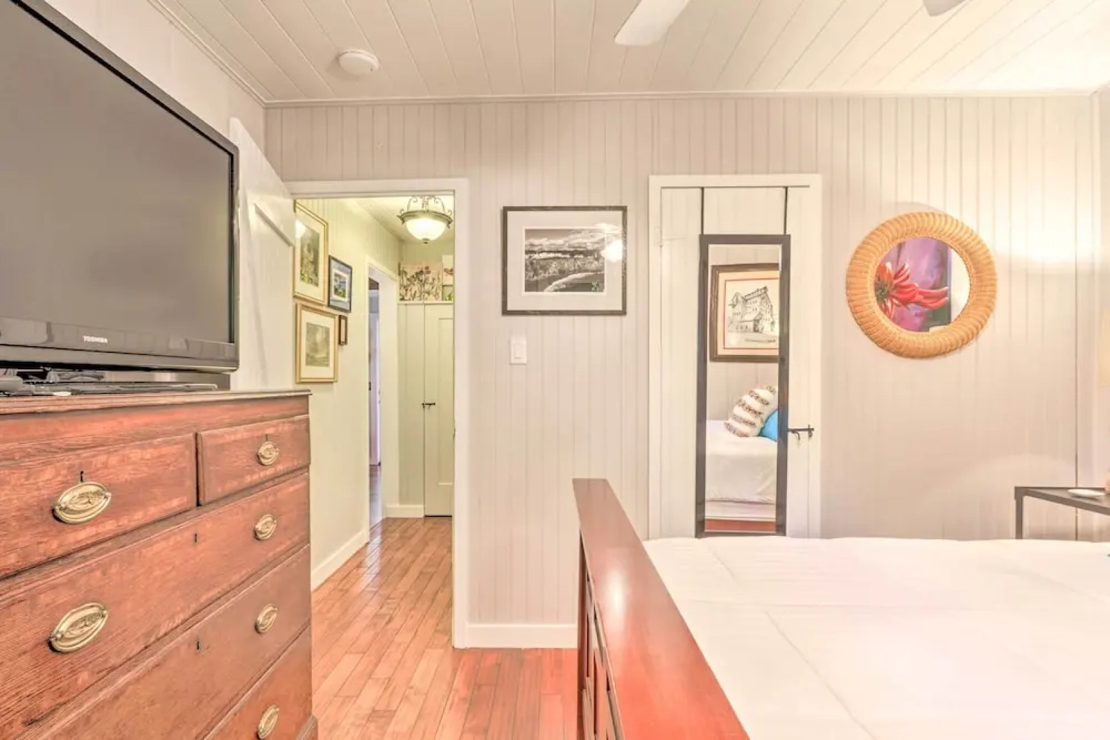 Redwoods Cabin w/ Hot Tub: Walk to Russian River!