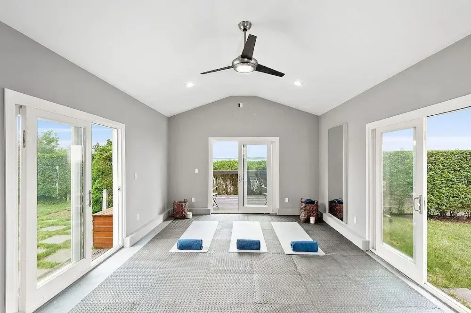 Sunset Villa by Rove Beachfront w Deck Pool