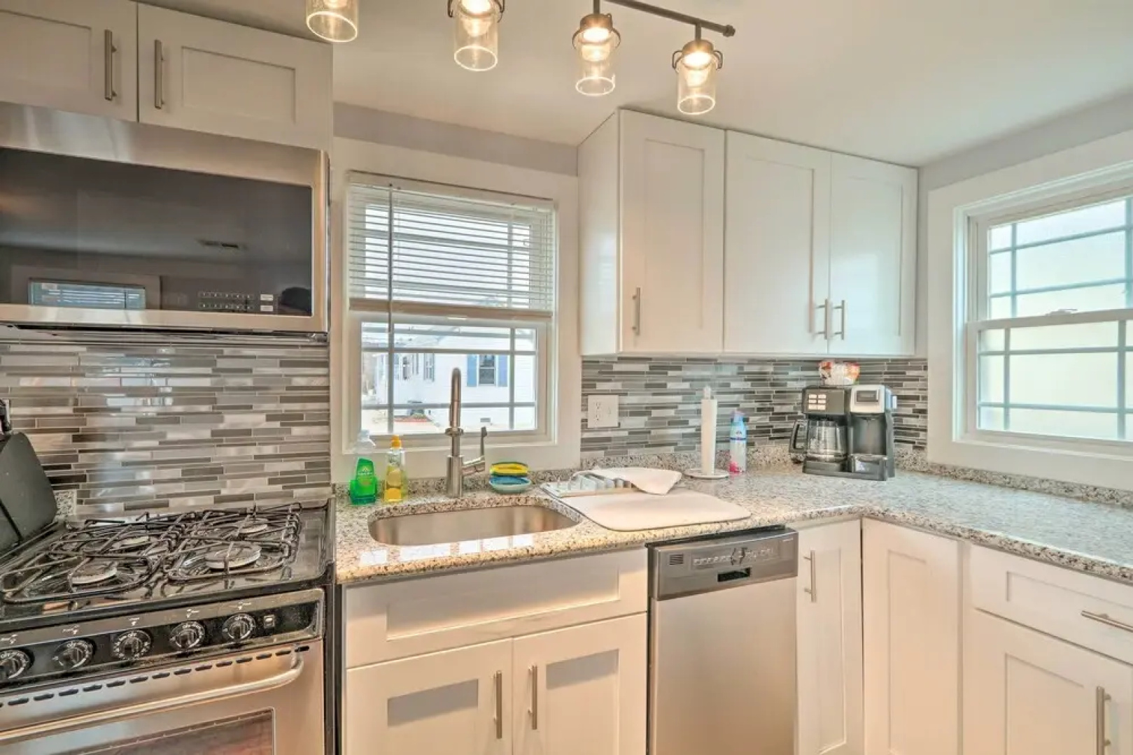 Modern Townhome: Walk to Beach, Bars & Eats!