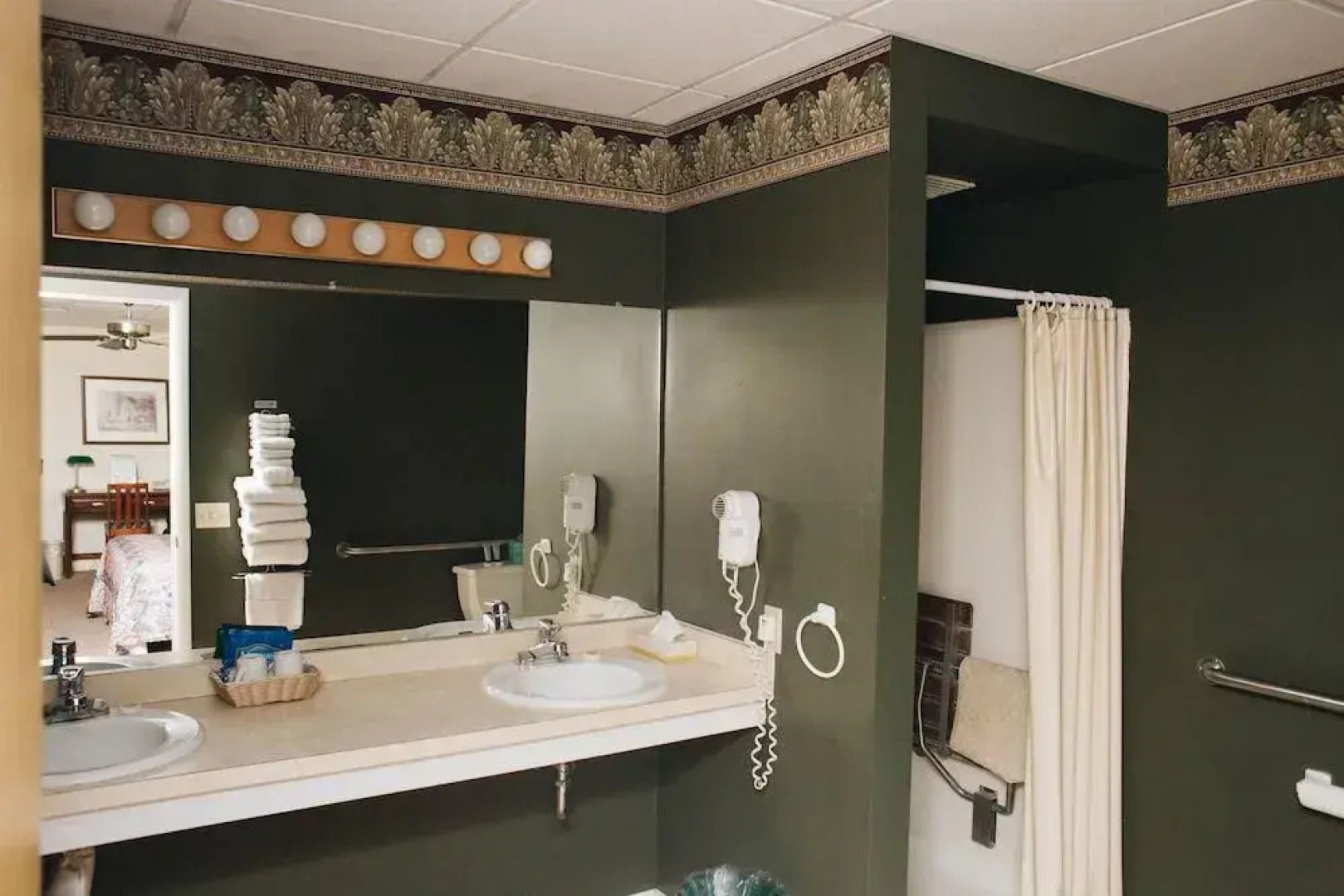 Country Squire Inn and Suites