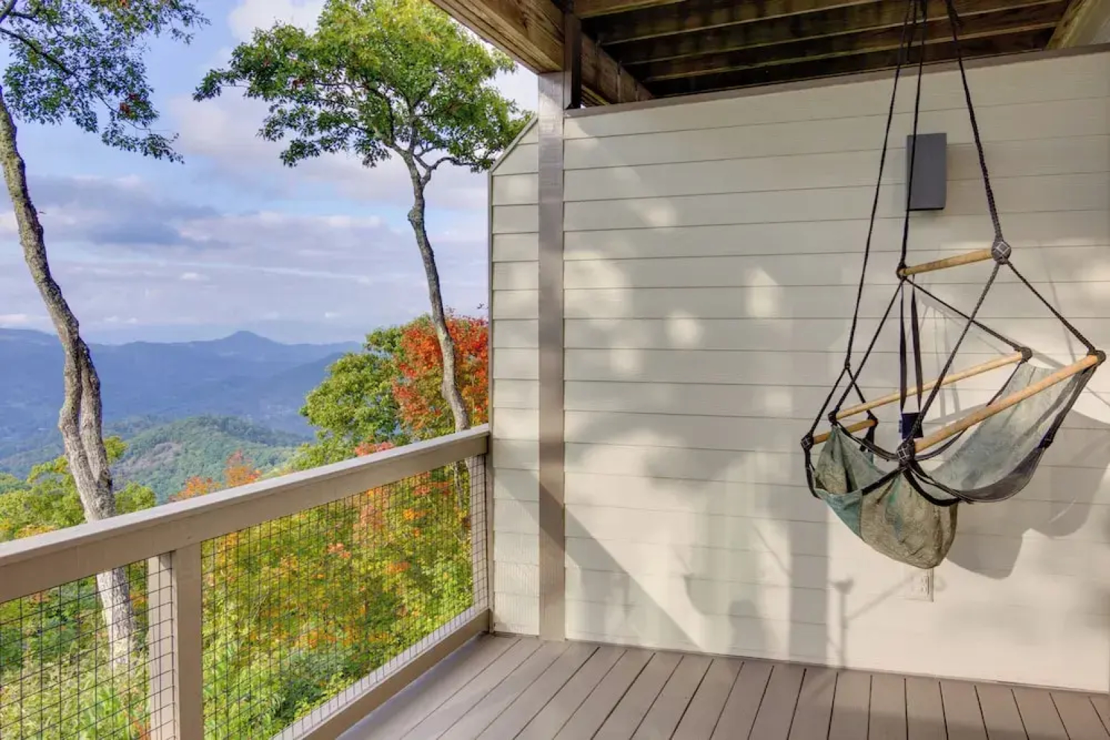 Hiking On-site: Mtn-view Burnsville Condo!