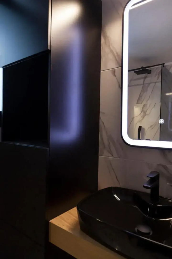 Spacious flat with courtyard and private parking!