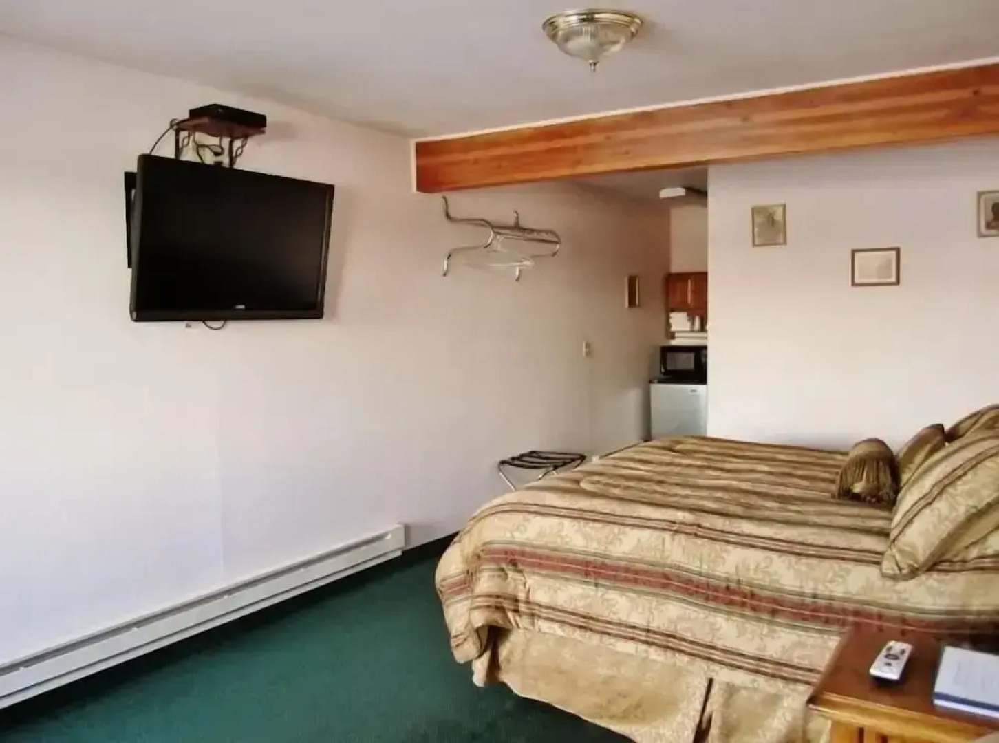 Going-To-The-Sun Inn & Suites