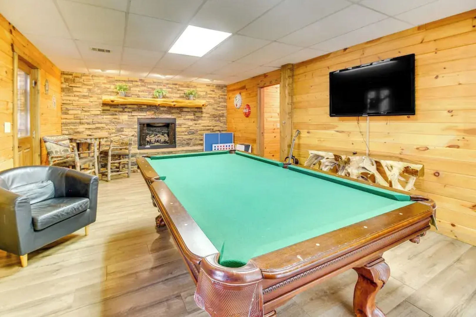 Secluded Cherry Log Cabin w/ Hot Tub + Swings!