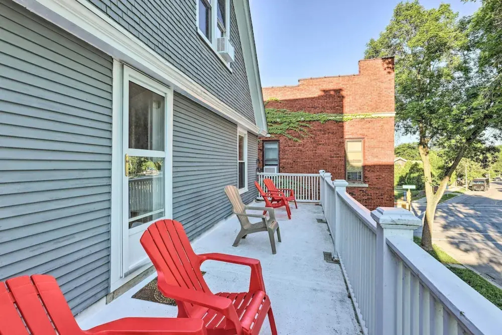 Milwaukee Home < Half Mi to Lake Michigan!