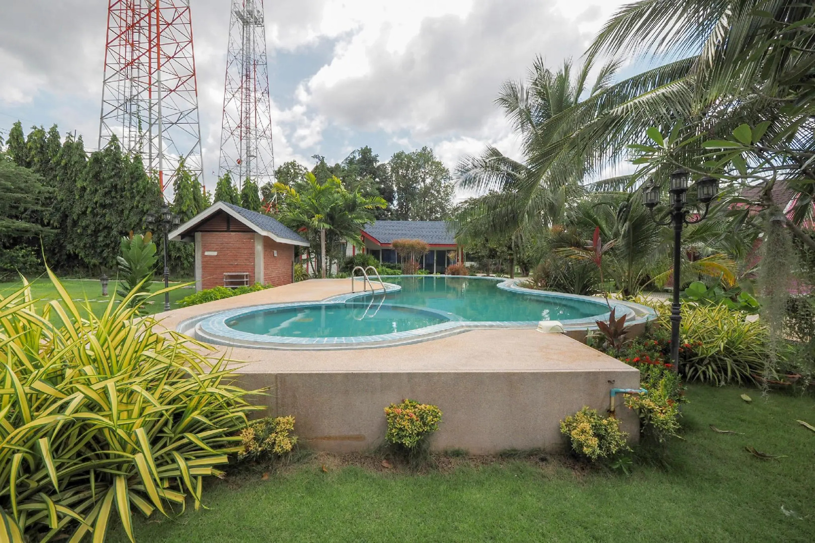 OYO 75339 Full Frame Resort (Vaccinated Staff)