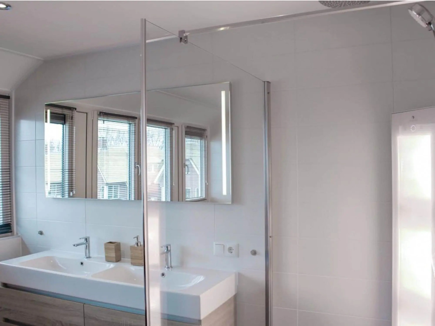 Atmospheric villa with sauna, in a holiday park on the water in Friesland