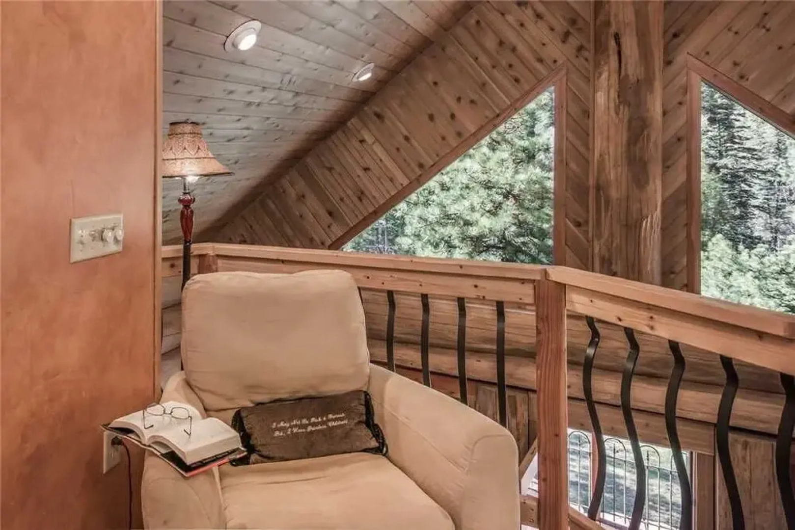 Bear Foot Lodge - Two Bedroom Cabin with Hot Tub