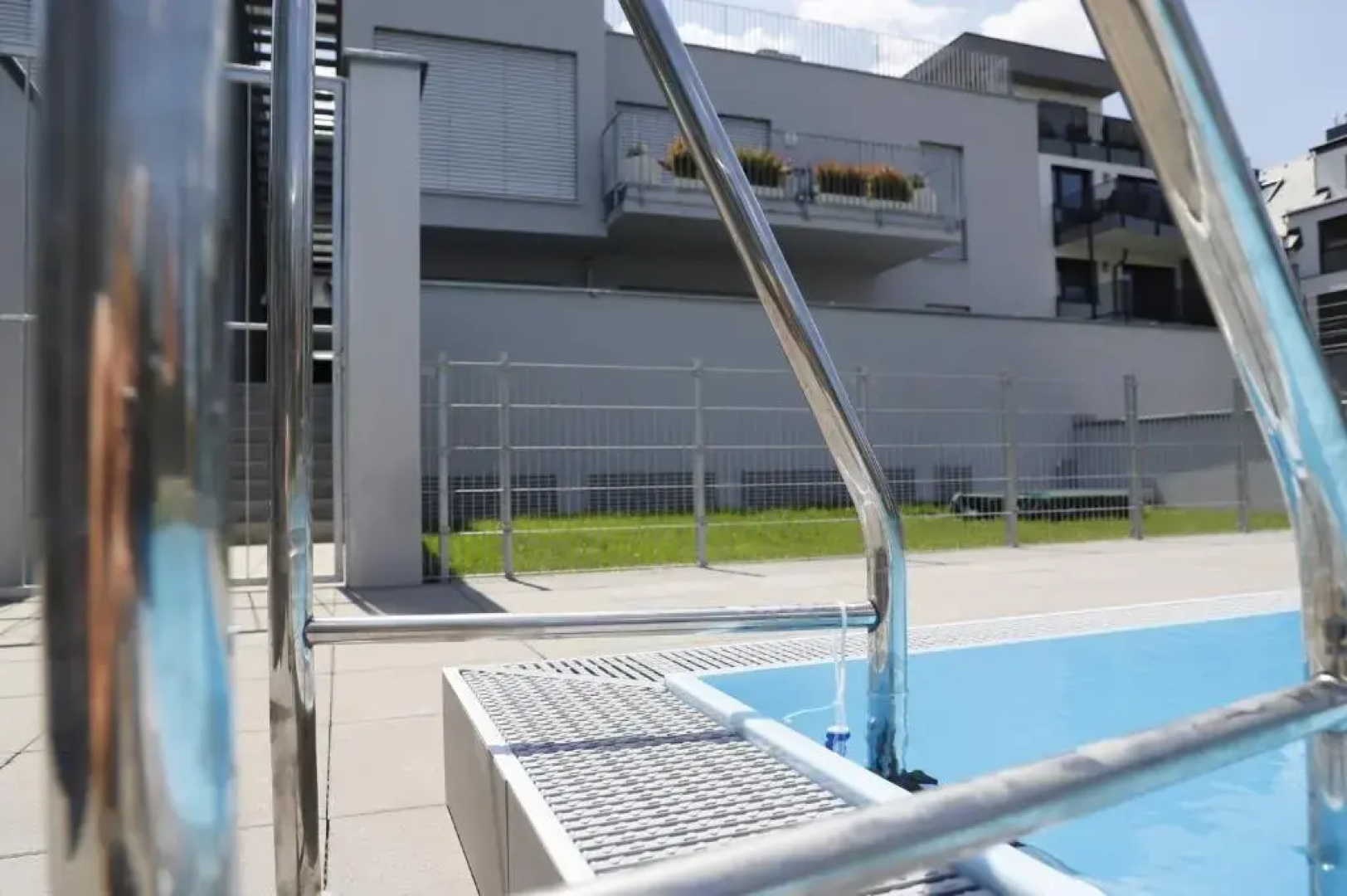Rooftop Terrace, free garage parking and Pool!