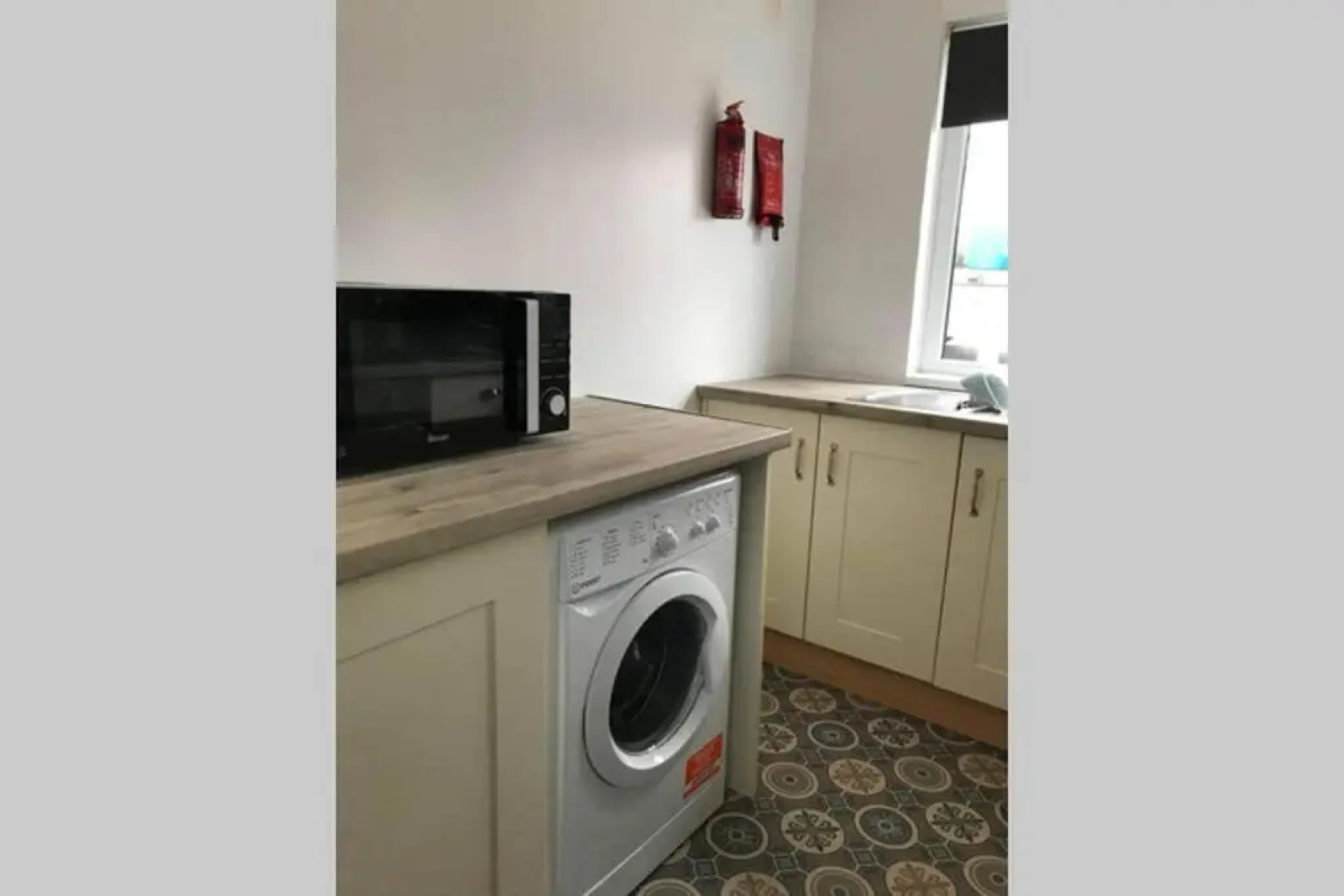 Cosy, Quiet bungalow, one minute from the beach.