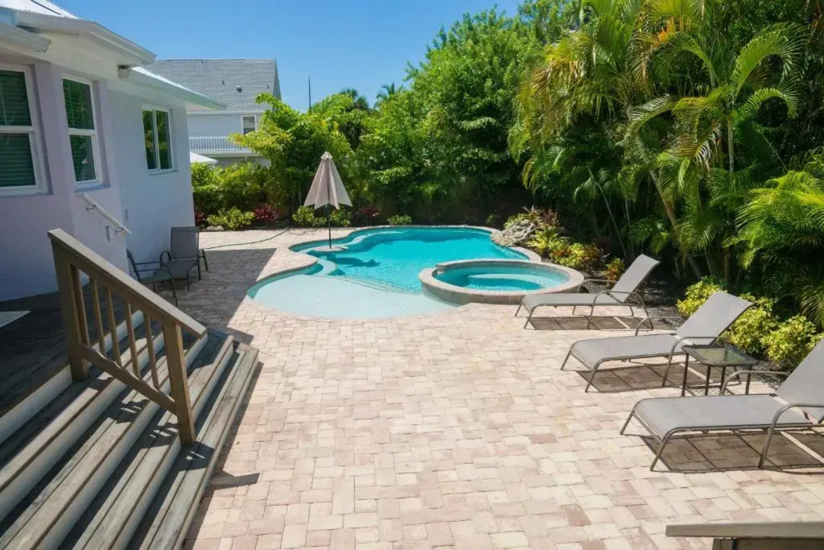 4 Bed 3 Bath BUNGALOW Heated Pool and Spa Bikes Kayaks free WiFi