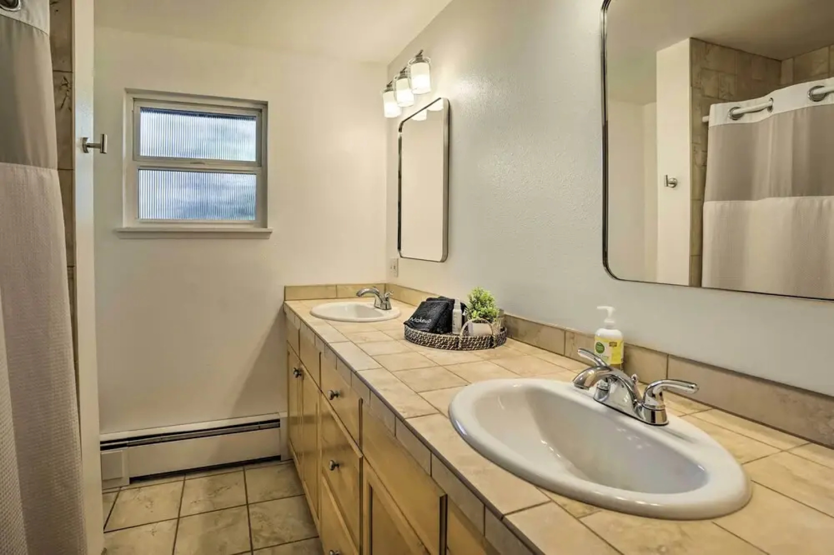 Lakefront Lynwood Home w/ Deck - 19 Mi to Seattle!