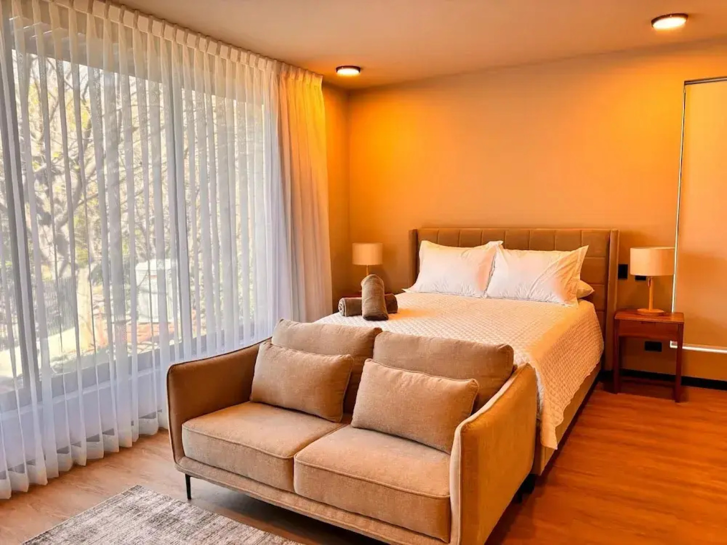 BEE Suites San José - Santa Ana