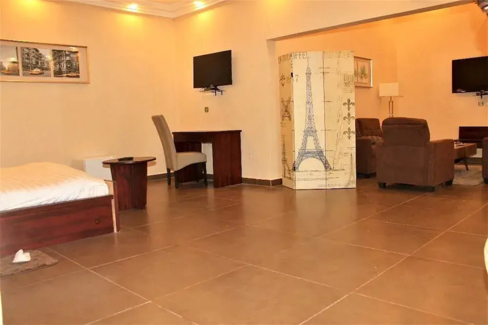 Four Season GUESTHOUSE