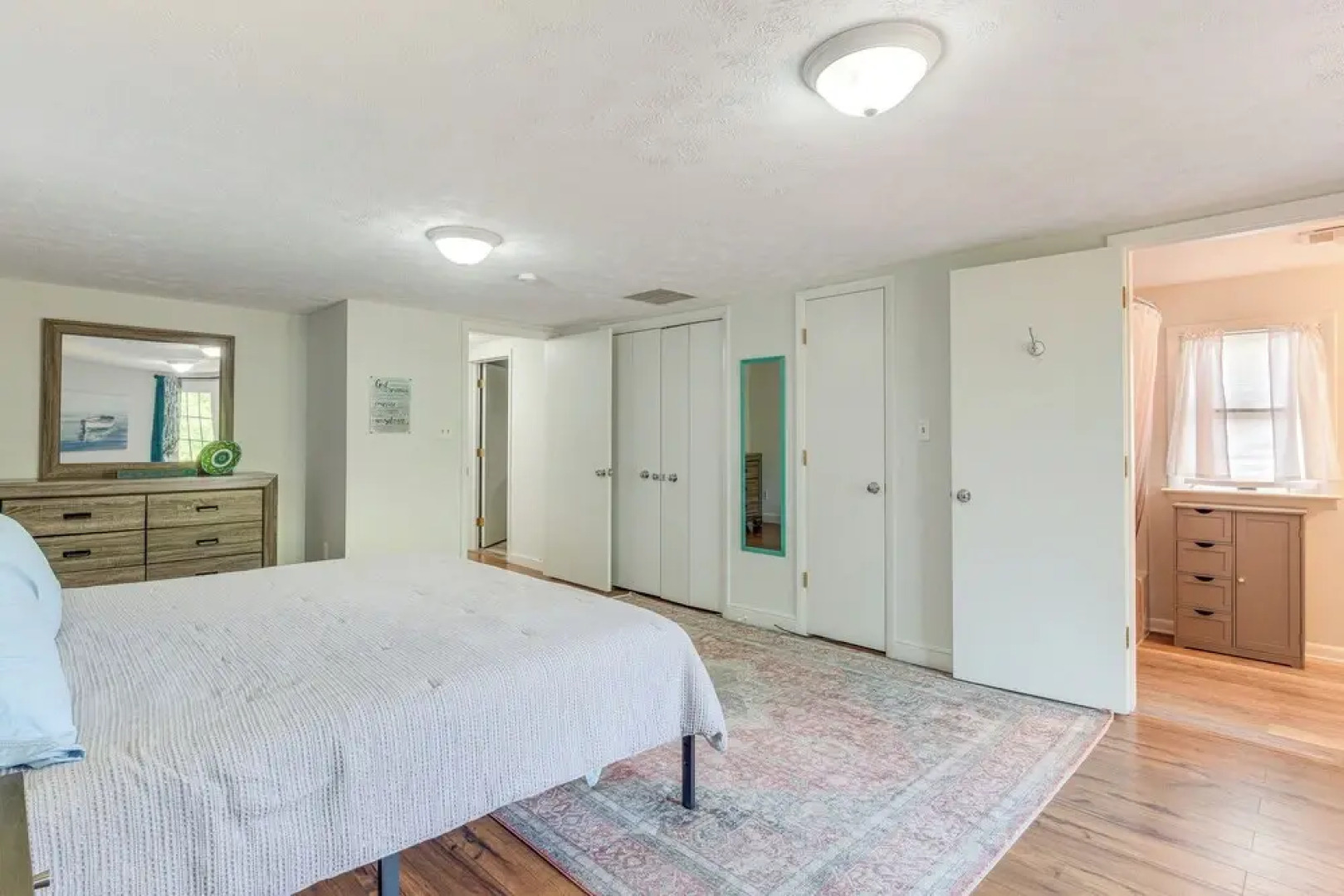 Adorable Cottage: Fire Pit, Walk to Colonial Beach