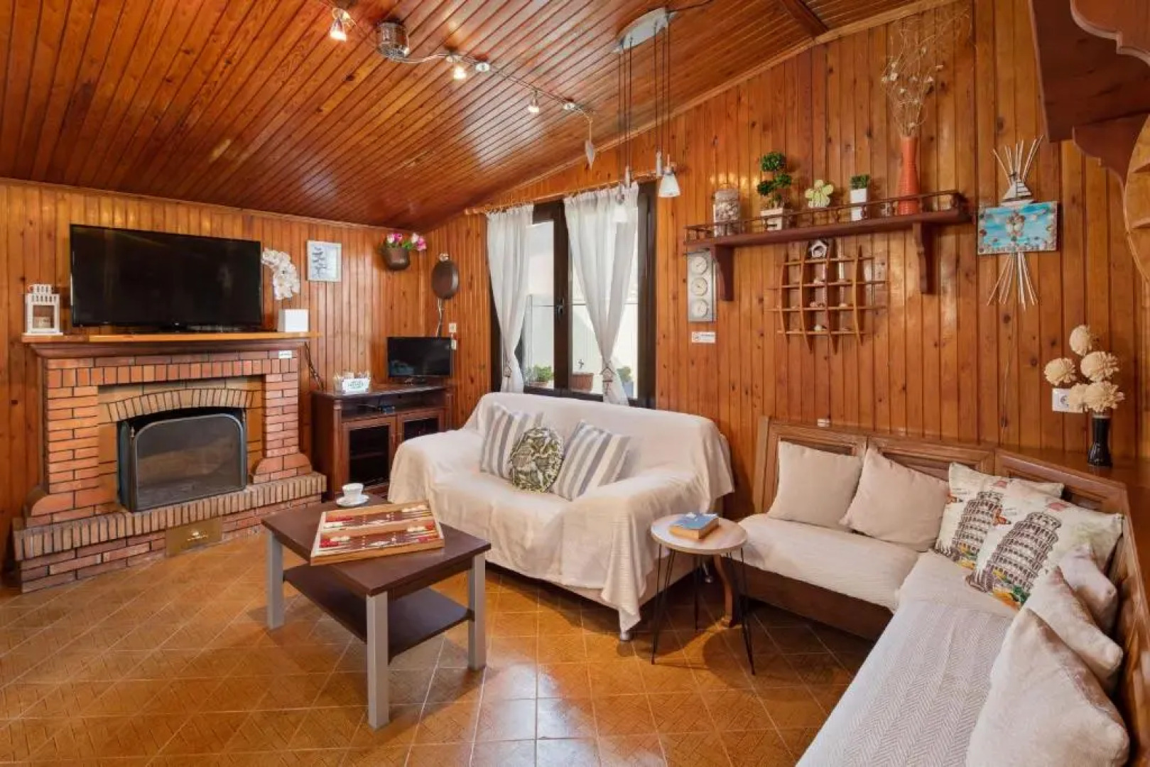 Villa Paradiso: Near beach, superb pool and garden