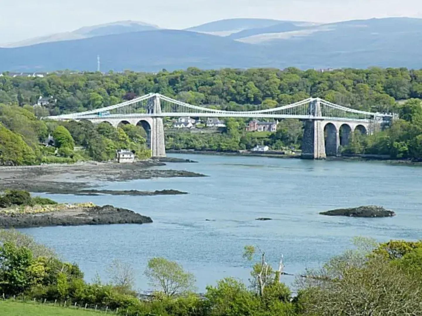 Mikes at Menai - Stylish & Spacious 3 bed house in Menai Bridge.